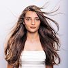 Junge Frau mit langen, gewellten, hellbraunen Haaren - Extensions, Haarverlängerung mit Tressen aus Echthaar