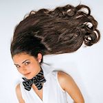 Junge Frau mit langen, braunen Haaren (indisches Echthaar) - Extensions, Haarverlängerung mit Tressen aus Echthaar
